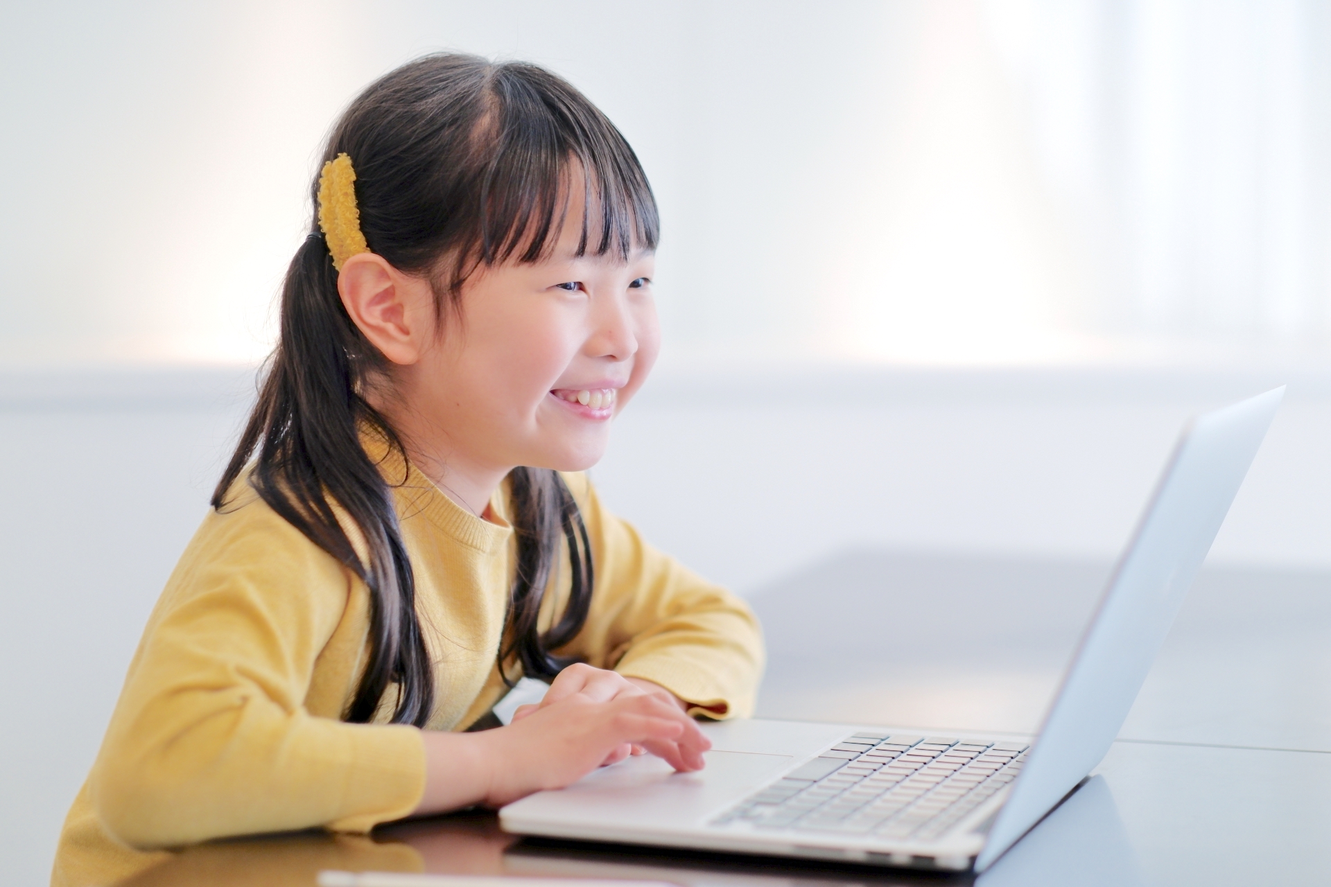 パソコンでオンライン授業を受ける女の子