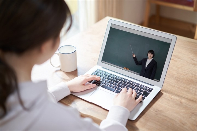 パソコンでオンライン授業を受ける女子